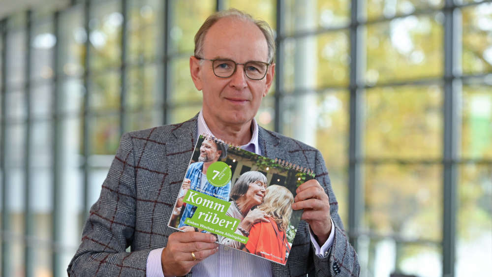 Landesbischof Ralf Meister präsentiert den Fastenkalender von "7 Wochen Ohne" der evangelischen Kirche