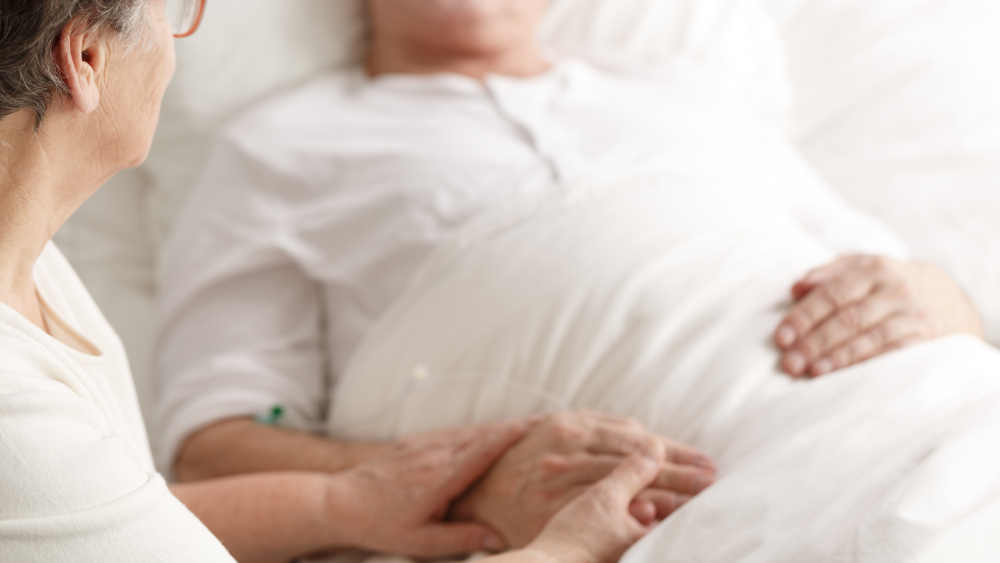 Image - Späte Aussöhnung: Dunkle Wolken über Sterbenden