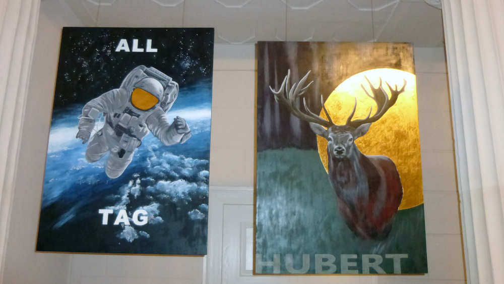 Die grossformatigen Bilder zeigen vom 1. März bis 7. April 2024 moderne Motive wie einen Astronauten im All oder mit digitaler Schrift verfremdete Jesus-Porträts.