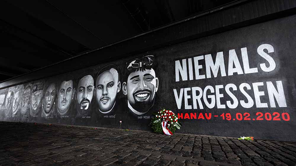 Unter der Frankfurter Friedensbrücke erinnert dieses Graffito an die Opfer des Attentats von Hanau