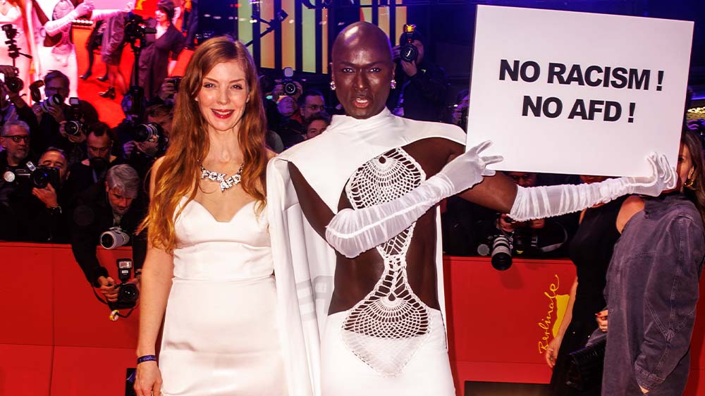 Politische Statements: Pheline Roggan und Papis Loveday bei der Eröffnung der 74. Berlinale (Archivbild)