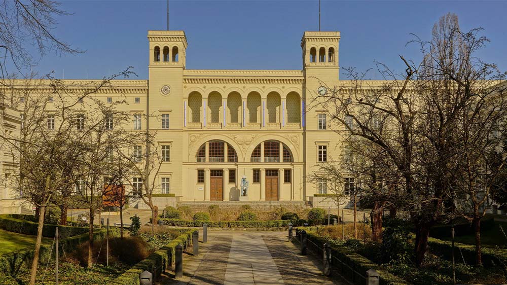 Der Hamburger Bahnhof ist ein Museum für zeitgenössische Kunst im ehemaligen Empfangsgebäude des Hamburger Bahnhofs in Berlin