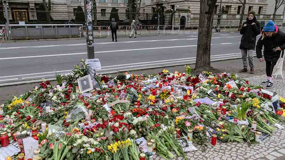Vor der russischen Botschaft in Berlin liegen zahlreiche Blumen für Alexej Nawalny
