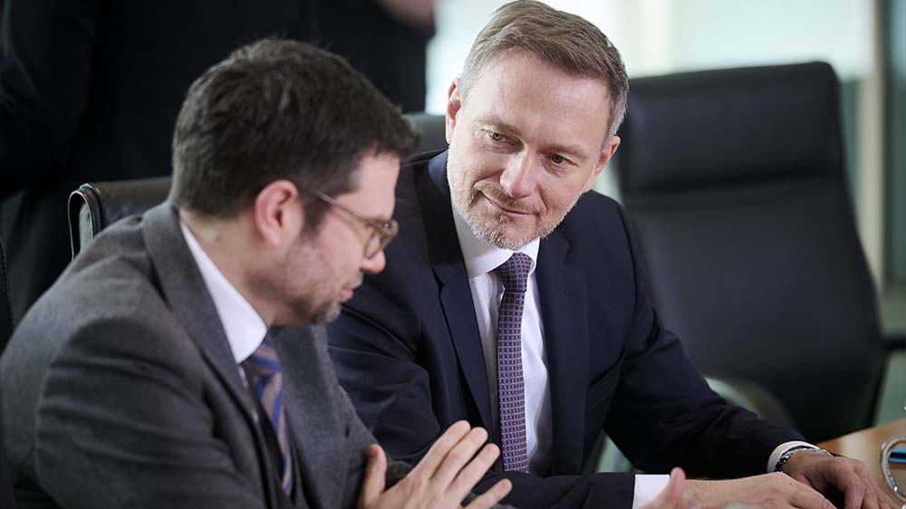 Die FDP-Minister Marco Buschmann (li.) und Christian Lindner wollen das EU-Lieferkettengesetz stoppen