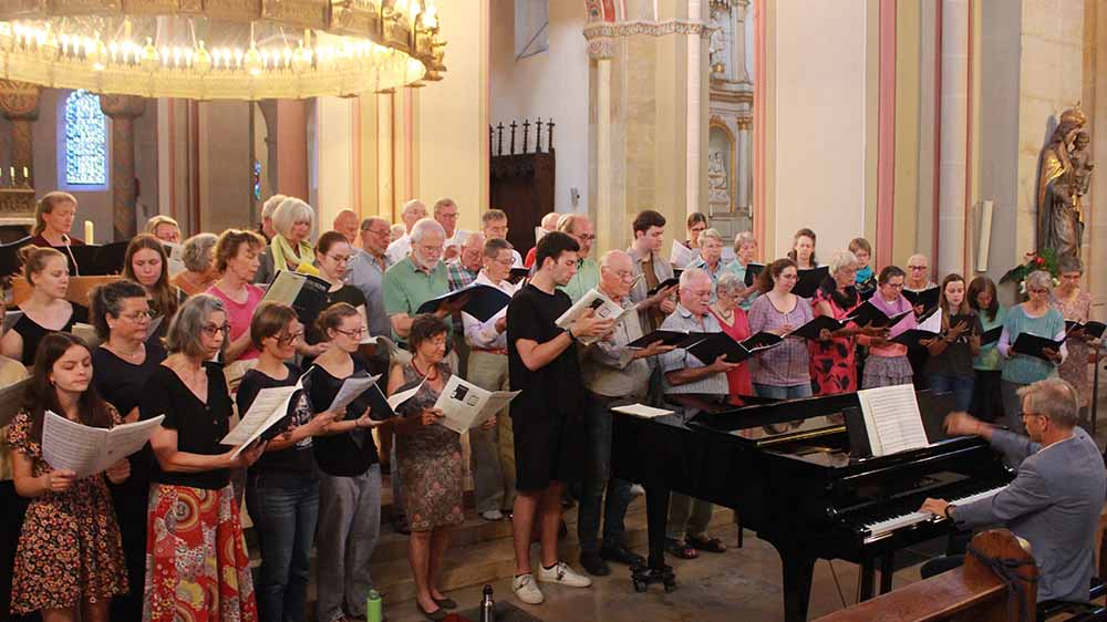 Der Chor von Jochen Arnold bei einer Probe im Hildesheimer Michaeliskloster.
