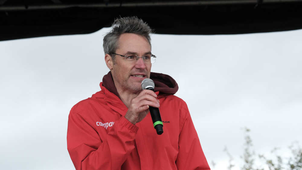 Christoph Bautz, Geschäftsführer Campact, spricht auf einer Demo gegen Rechtsextremismus (Archivbild)