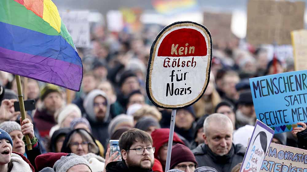 Wollen wir mal hoffen, dass diese Forderung auf einer Demo gegen Rechtsextremismus in Köln etwas bringt