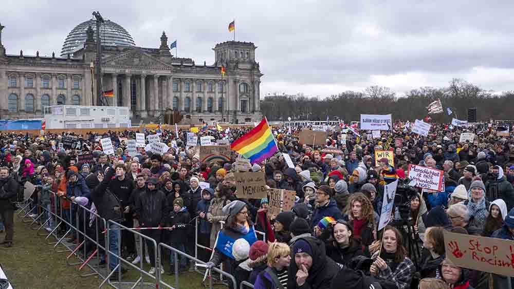 In Berlin demonstrierten mehr als 150.000 Menschen vor dem Reichstag gegen Rechtsextremismus
