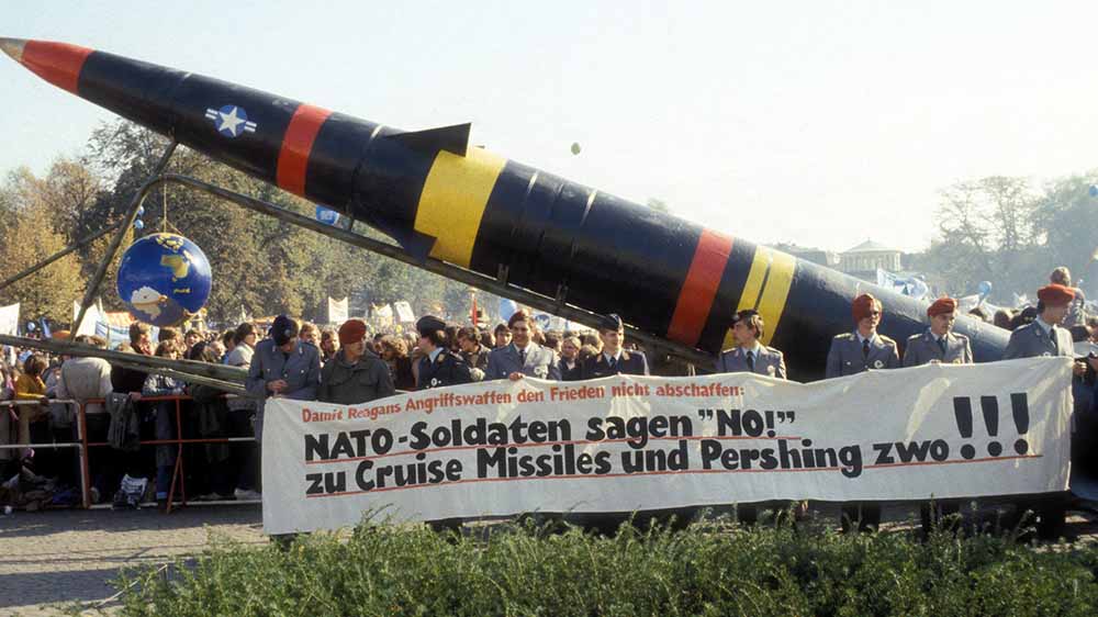 In den 1980er Jahren demonstrierten in Deutschland viele Menschen gegen die Nato, wie hier 1983 in Bonn