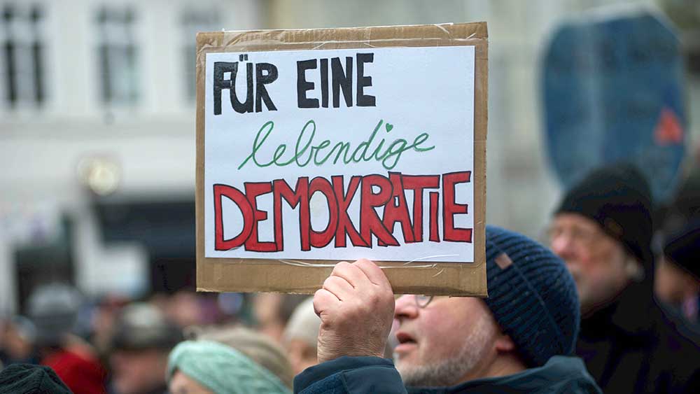 Gegen die AfD und für eine lebendige Demokratie gehen Menschen in Deutschland auch auf die Straße (Archivbild)