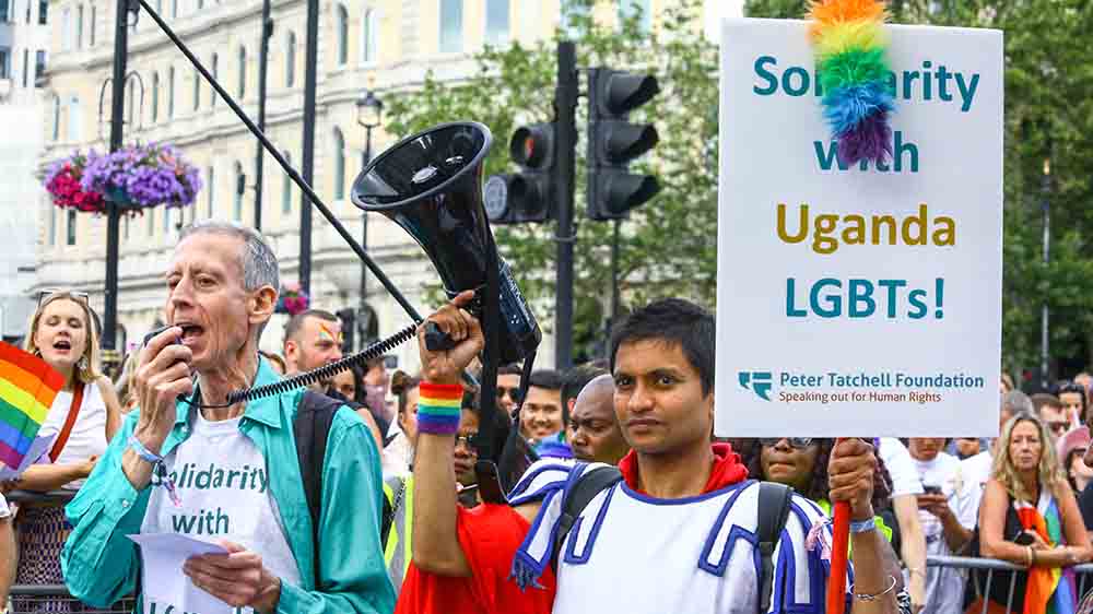 Weltweit demonstrieren die Menschen für LGBTQ-Rechte in Uganda, hier in London