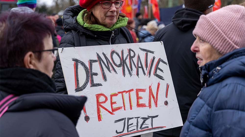 Verbände drängen auf das Demokratiefördergesetz. Diese Demonstrierenden in Hamburg sehen das offensichtlich auch so