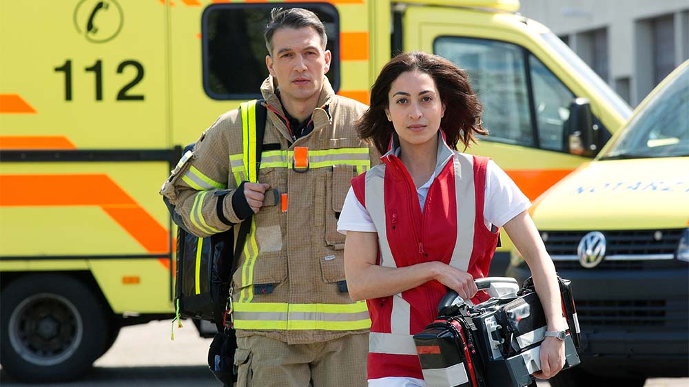 Unter der Regie von Jan Haering, spielen Sabrina Amali (r.) in der Titelrolle als Notärztin Dr. Nina Haddad und Max Hemmersdorfer (l.) als Feuerwehrmann Markus Probst