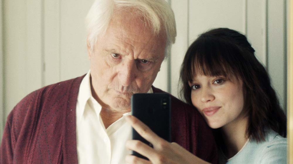 Marija (Emilia Schüle) gelingt es, einen Zugang zu Curt (Günther Maria Halmer) zu bekommen