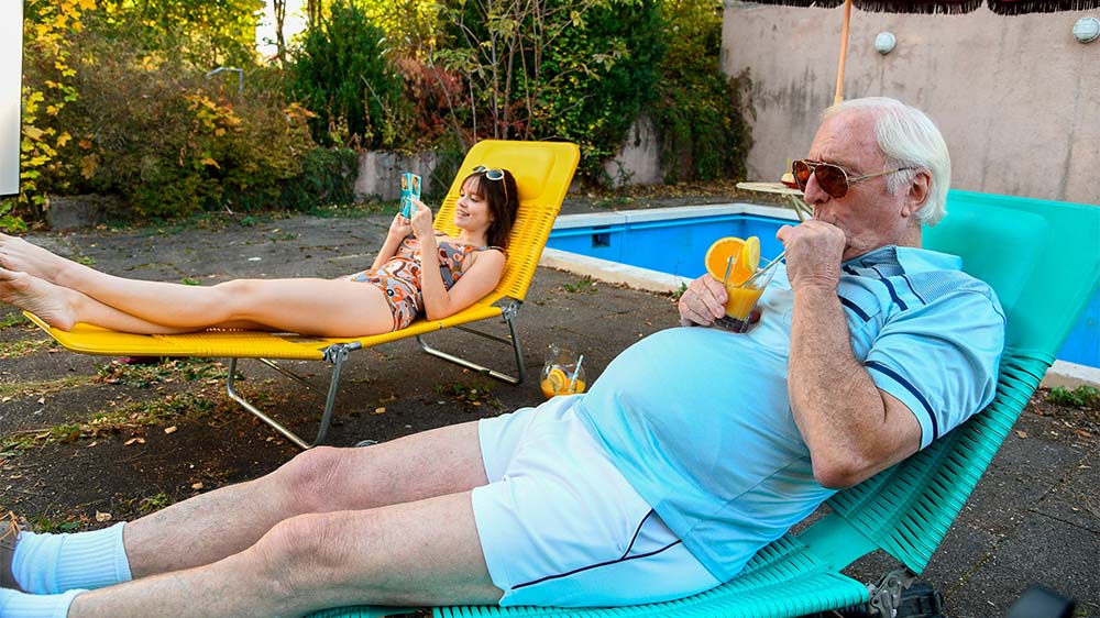 Curt (Günther Maria Halmer) mit Marija (Emilia Schüle)