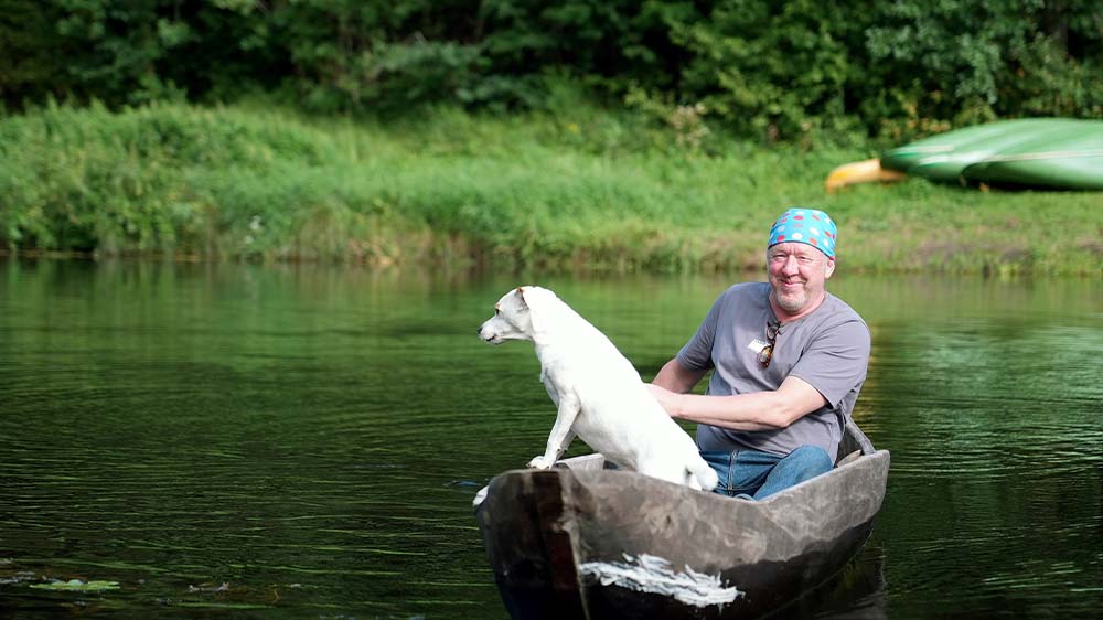 Ein Mann, ein Boot, ein Einbaum-Kanu: Aivar Ruukel mit Hund Pitsu