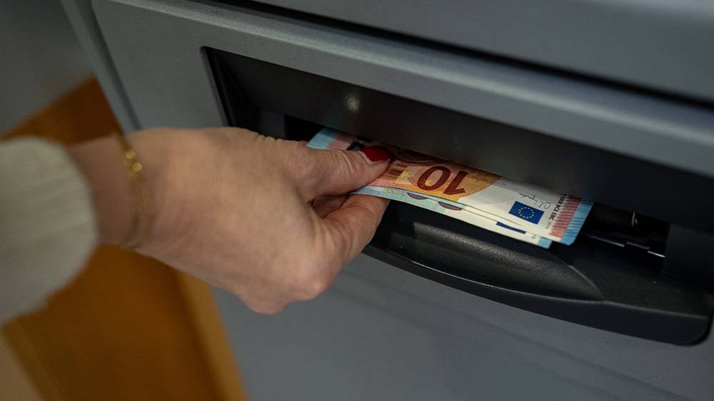 Beim Geld abheben fallen inzwischen mehr Gebühren an als früher