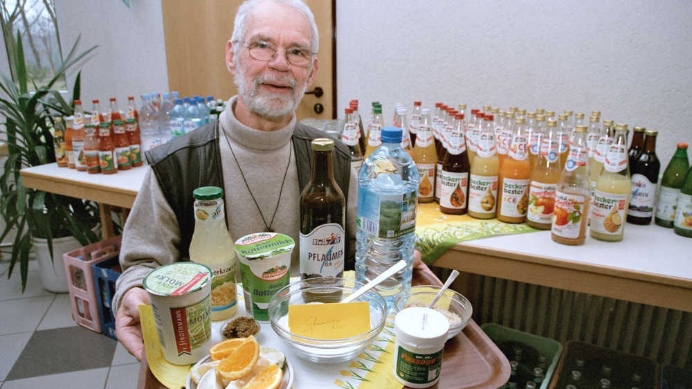 Wasser, Säfte, Glaubersalz und Orangenecken zum Auslutschen sind typische Zutaten für den reduzierten Speiseplan beim Fasten