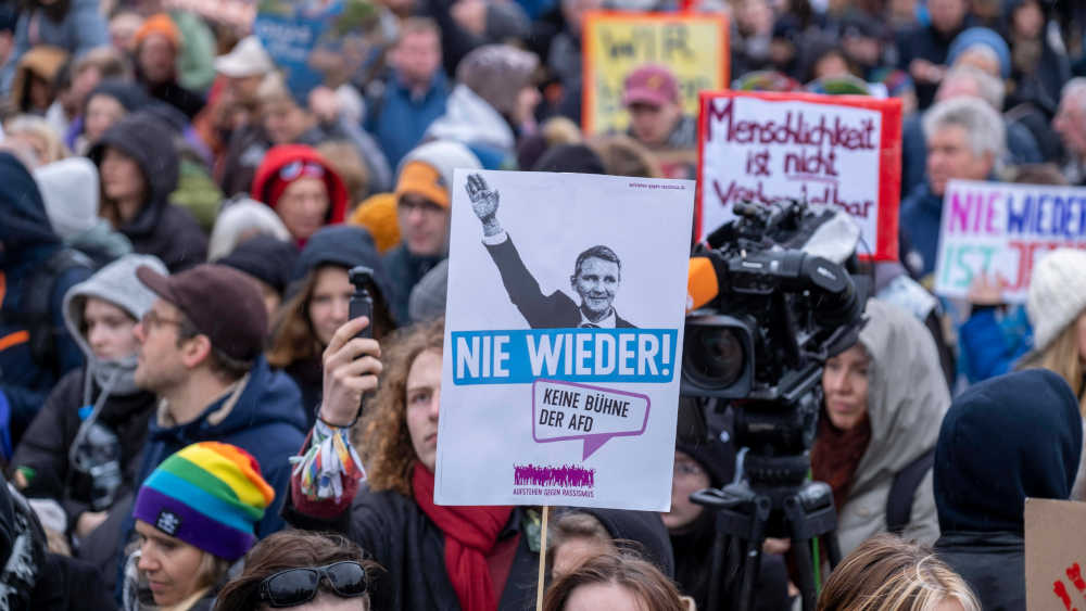 Diese Demonstranten zeigen im Februar in Berlin ziemlich klar, was sie von Björn Höcke halten