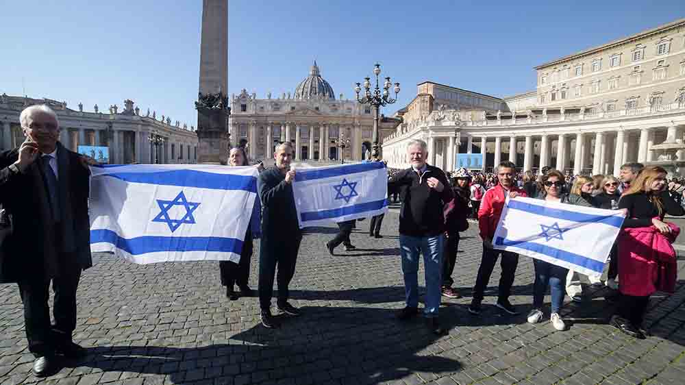 Passanten zeigen Anfang Februar die israelische Flagge azuf dem Petersplatz