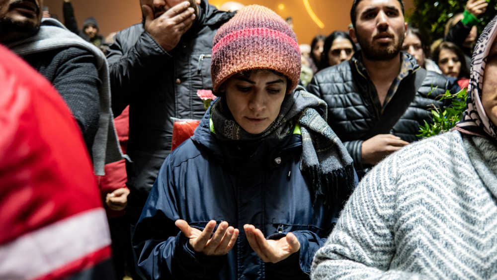 Ein Jahr nach dem schweren Erdbeben in der Türkei und Nordsyrien gedenken die Menschen den Zehntausenden Toten