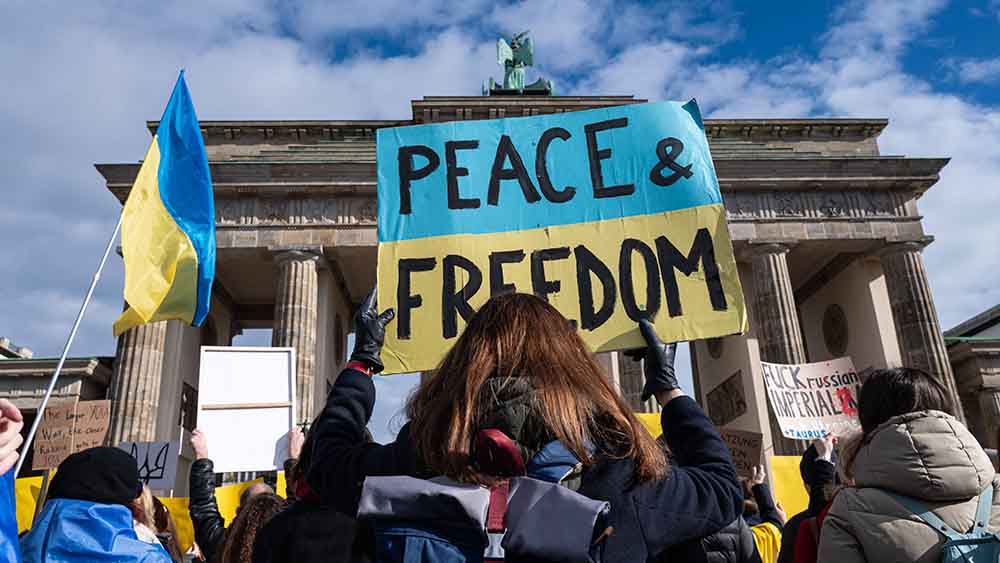 Vor dem Brandenburger Tor in Berlin demonstrierten zahlreichen Menschen für den Frieden