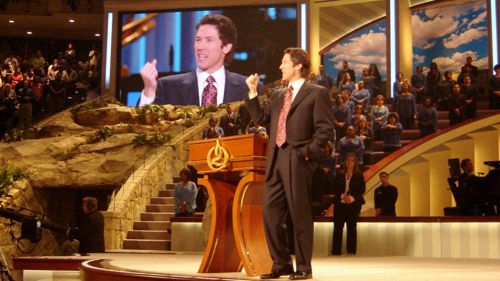 Nur sehr wenige protestantische US-Pastoren und Pastorinnen geben laut eigener Aussage Wahlempfehlungen von der Kanzel an. Hier Joel Osteen, Pastor der größten Kirche des Landes, Lakewood Church in Houston, Texas (Archivbild)