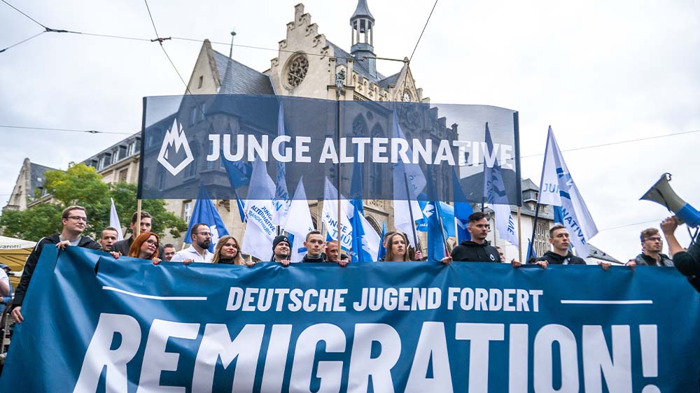 Die Junge Alternative während einer Demonstration der AfD unter dem Motto: Der Osten steht zusammen in Erfurt