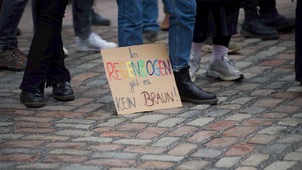 Einigkeit herrscht im Umgang mit der AfD in der Kirche nicht (Symbolbild von einer Demo gegen Rechtsextremismus)