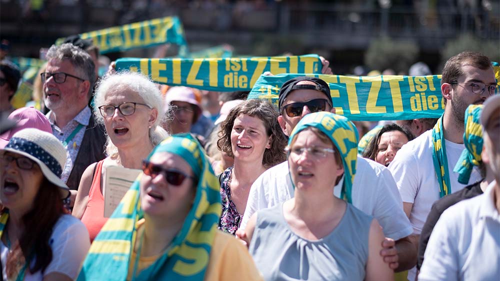 Auch in Hannover werden wieder die Kirchentagsschals geschwenkt, wie hier 2023 in Nürnberg