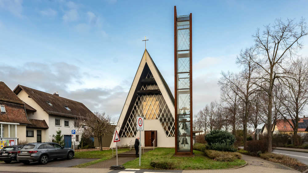 Auf den Kopf gestellter Glockenturm der evangelischen Matthäusgemeinde in Sinzheim 