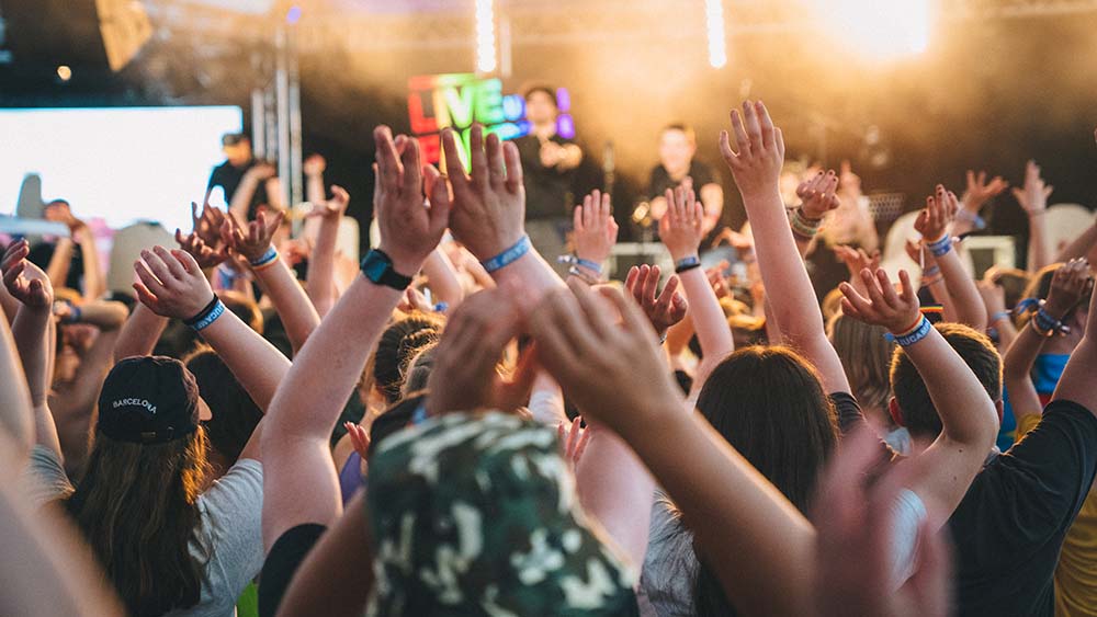 Abends wird gefeiert auf dem Jugendcamp in Verden.