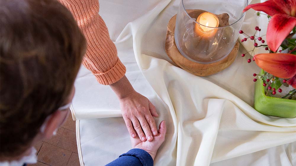 Ein Letzte Hilfe Kurs soll zeigen, wie Sterbende begleitet werden können