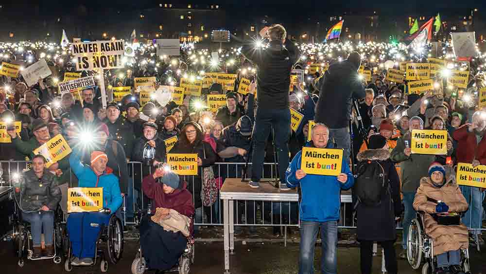 Taschenlampen und Mobiltelefone leuchteten beim "Lichtermeer" für Demokratie in München