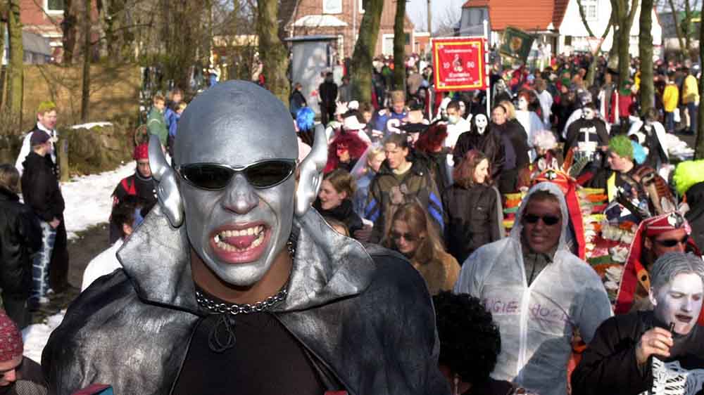 Am Rosenmontag ziehen auch mal Außerirdische durch Marne