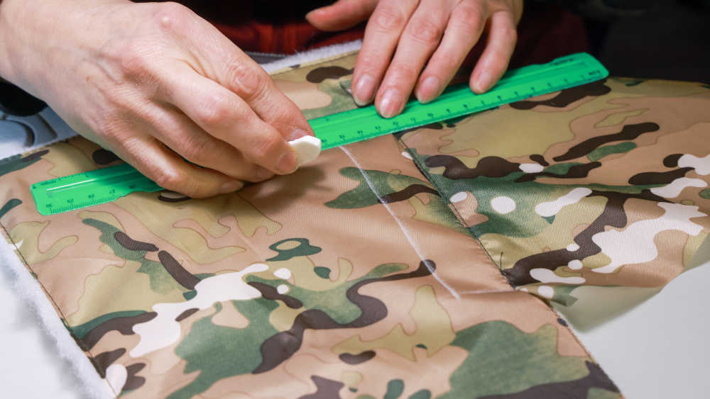 Ukrainische Ordensfrauen nähen liturgische Gewänder in Tarnfarben