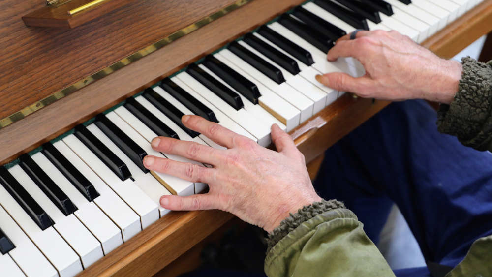Ein Häftling begleitet den Chor am Klavier in der Kapelle der Justizvollzugsanstalt (JVA) Nürnberg
