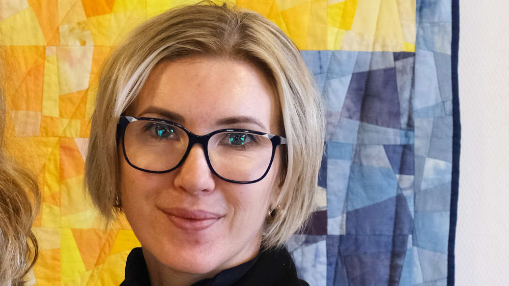Olena Gorodyska ist selbst vor knapp zwei Jahren aus Kiew nach Deutschland geflohen. Heute berät die studierte Psychologin andere Geflüchtete im Migrationszentrum „Hope“
