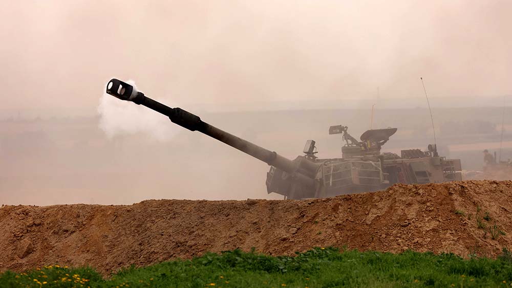 Ein Panzer der israelischen Armee steht in einer Stellung nahe des Gazstreifens (Symbolbild)