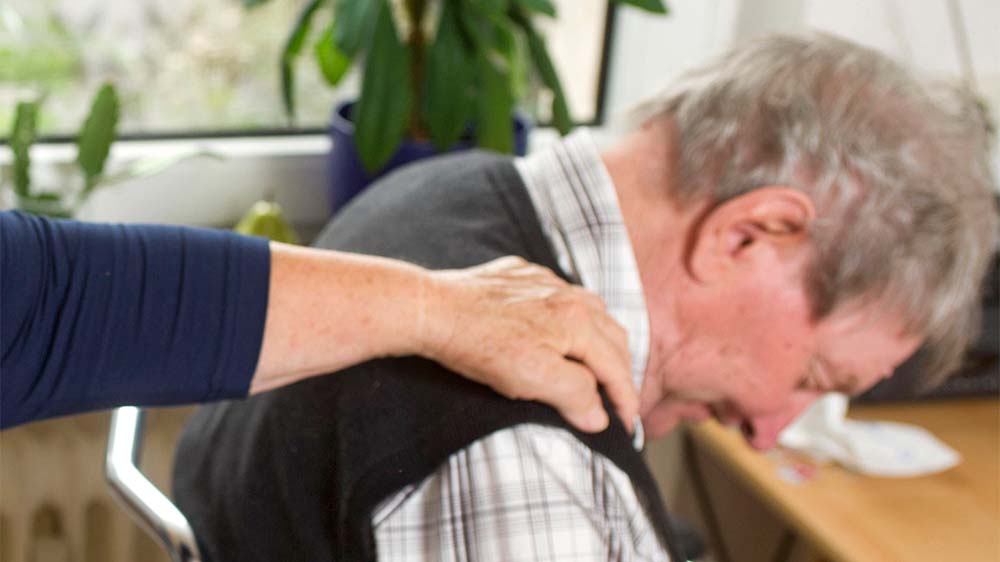 Wer glaubt, die Eltern bekommen ihren Alltag alleine nicht mehr bewältigt, sollte das offen ansprechen, rät Expertin Birgit Lambers