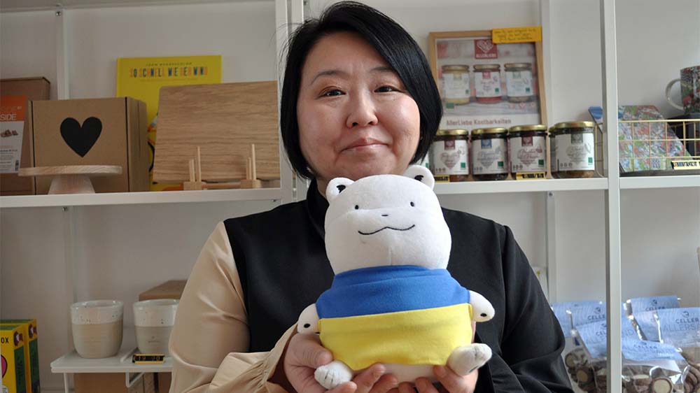 Die Pokemon-Zeichnerin Midori Harada zeigt im Celler Atelier Allernixe einen von ihr im Manga-Stil gestalteten Eisbären