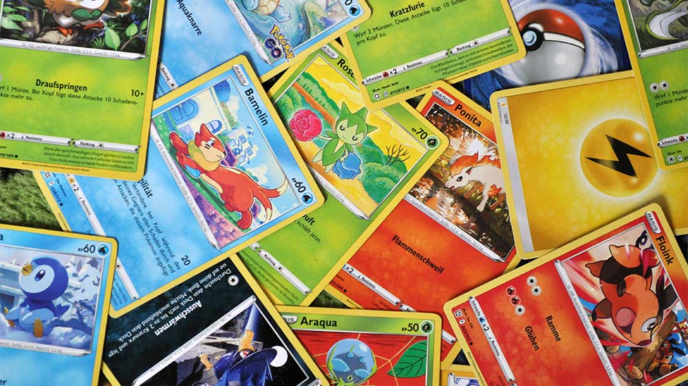 Diverse Pokémon-Sammelkarten liegen im Celler Atelier Allernixe