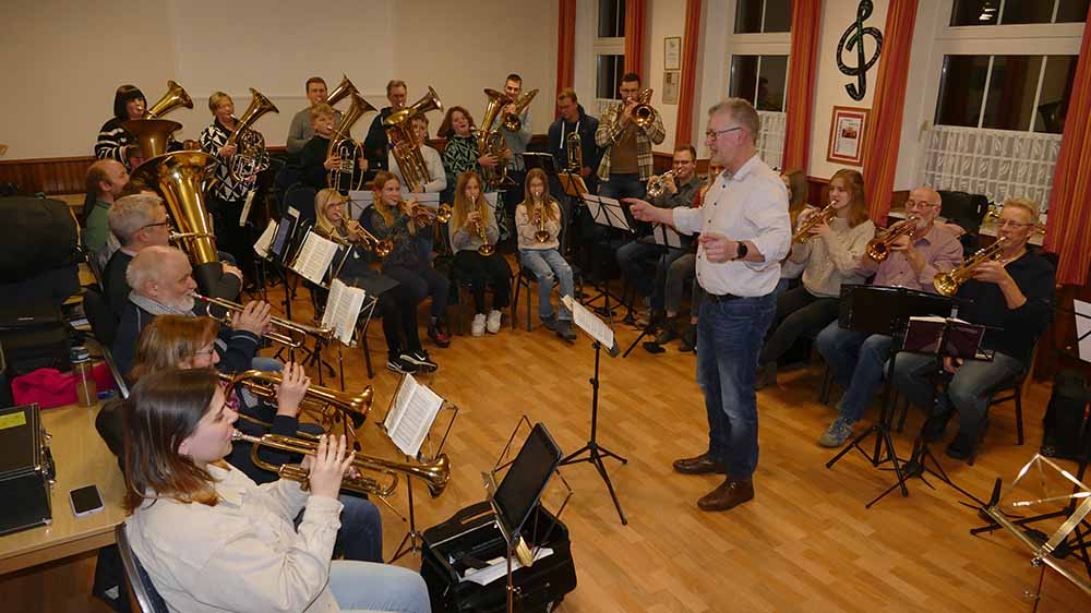 Der Posaunenchor Forlitz-Blaukirchen probt einmal in der Woche im Gemeindehaus