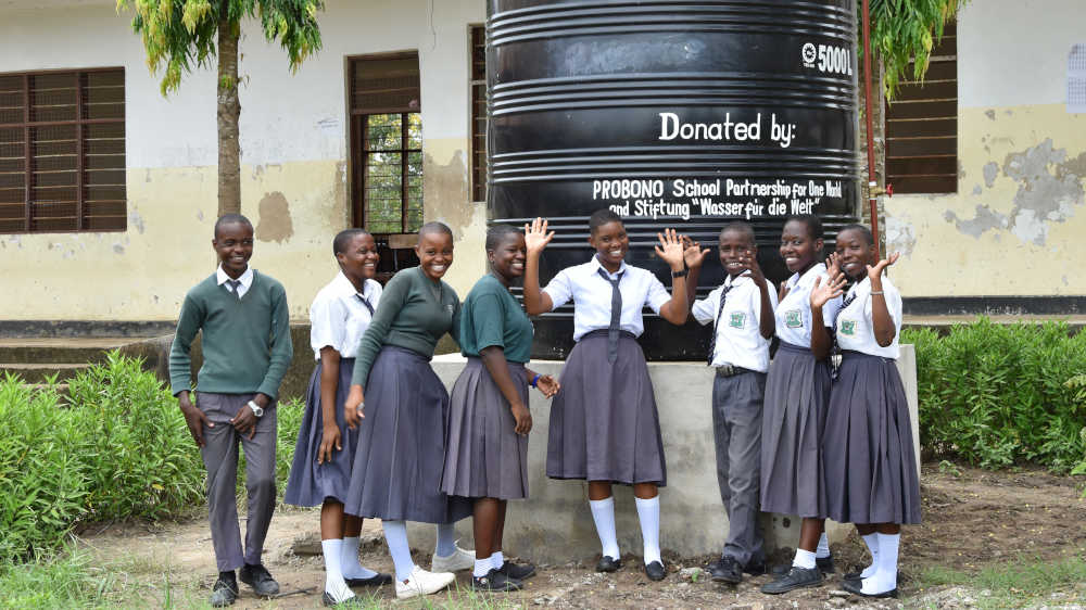 Schüler vor der Wasserversorgung an der Kiluvya School in Daressalam, Tansania 