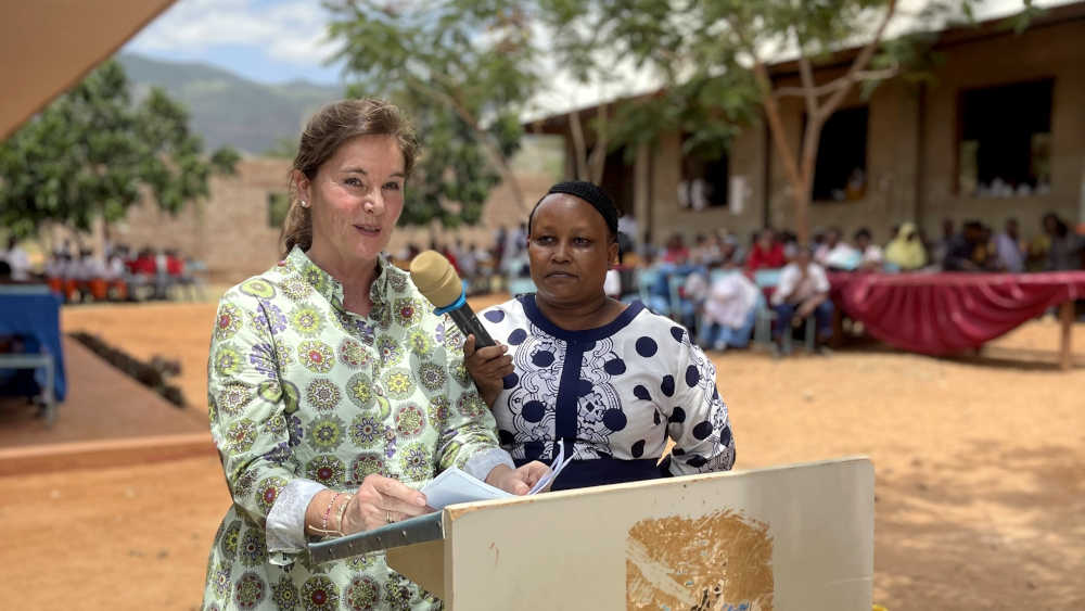 Andrea Alleker-Fendel, Probono-Vorsitzende, bei der Einweihung eines Labors in Tansania
