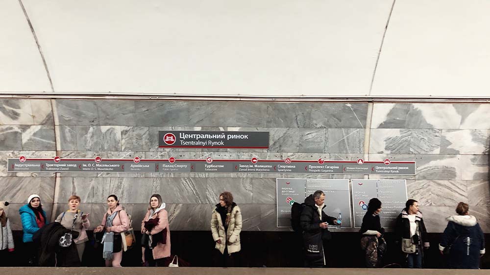 Am 04.03.2022 suchen Menschen in der U-Bahn-Station „Zentralmarkt“ in Charkiw in der Ostukraine Zuflucht vor russischen Luftangriffen und stehen auf den Gleisen