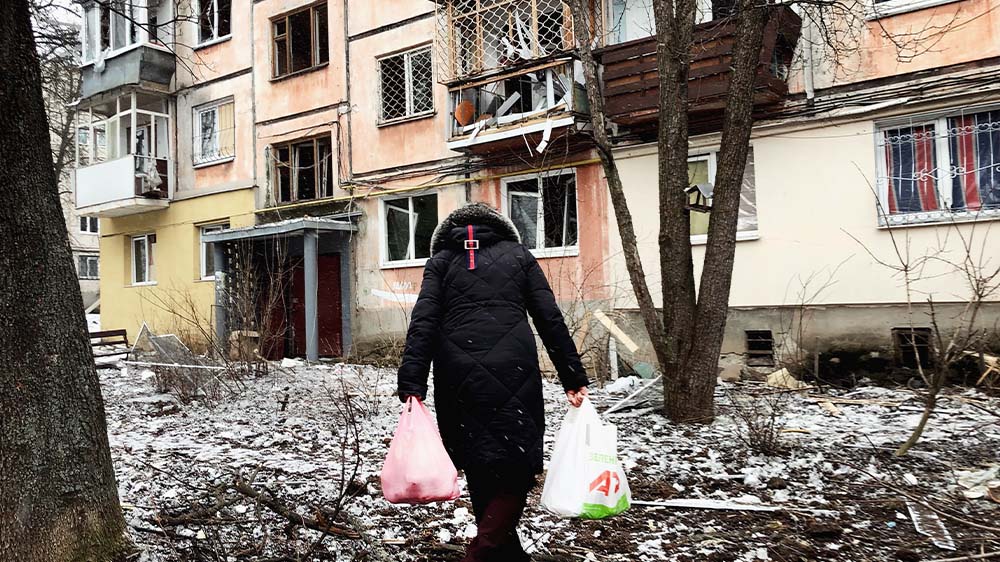 Bewohner von Charkiw in der Ostukraine am 08.03.2022 in ihrer durch russsiche Luftangriffe zerstörten Stadt