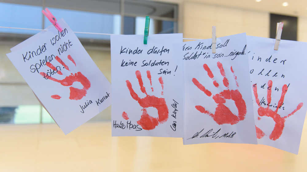 Aktion an Berliner Schule zum Red Hand Day gegen den Missbrauch von Kindern als Soldaten (Archivbild)