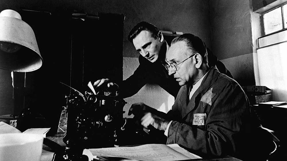 Oskar Schindler (Liam Neeson, li.) erstellt die Liste mit seinem Mitarbeiter Itzhak Stern (Ben Kingsley)