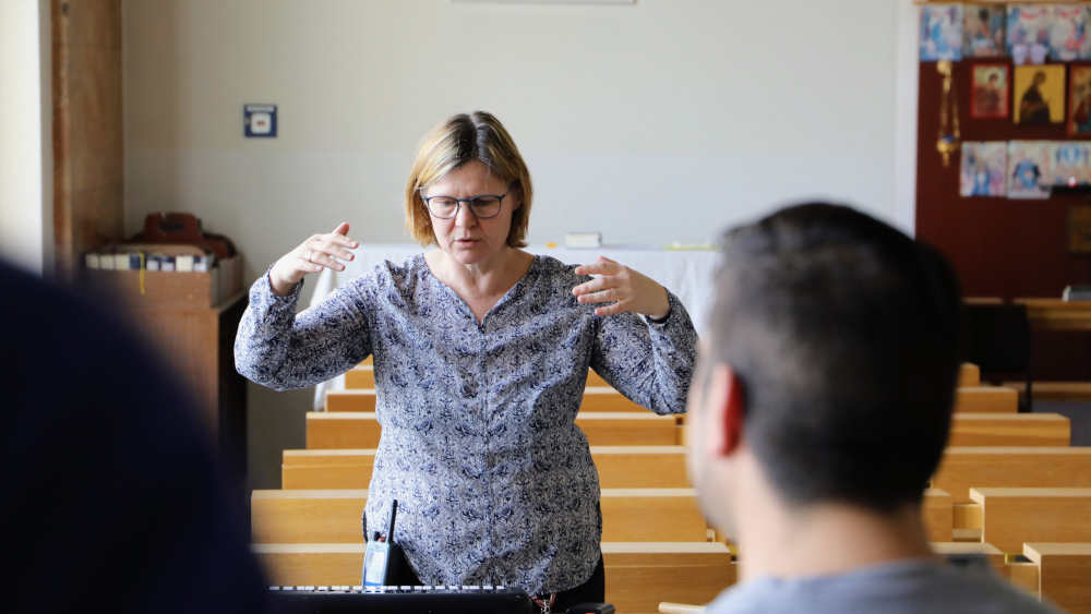 Seelsorgerin und Chorleiterin Sybille Schweiger-Krude dirigiert Häftlinge während einer Chorprobe in der Kapelle der Justizvollzugsanstalt (JVA) Nürnberg 